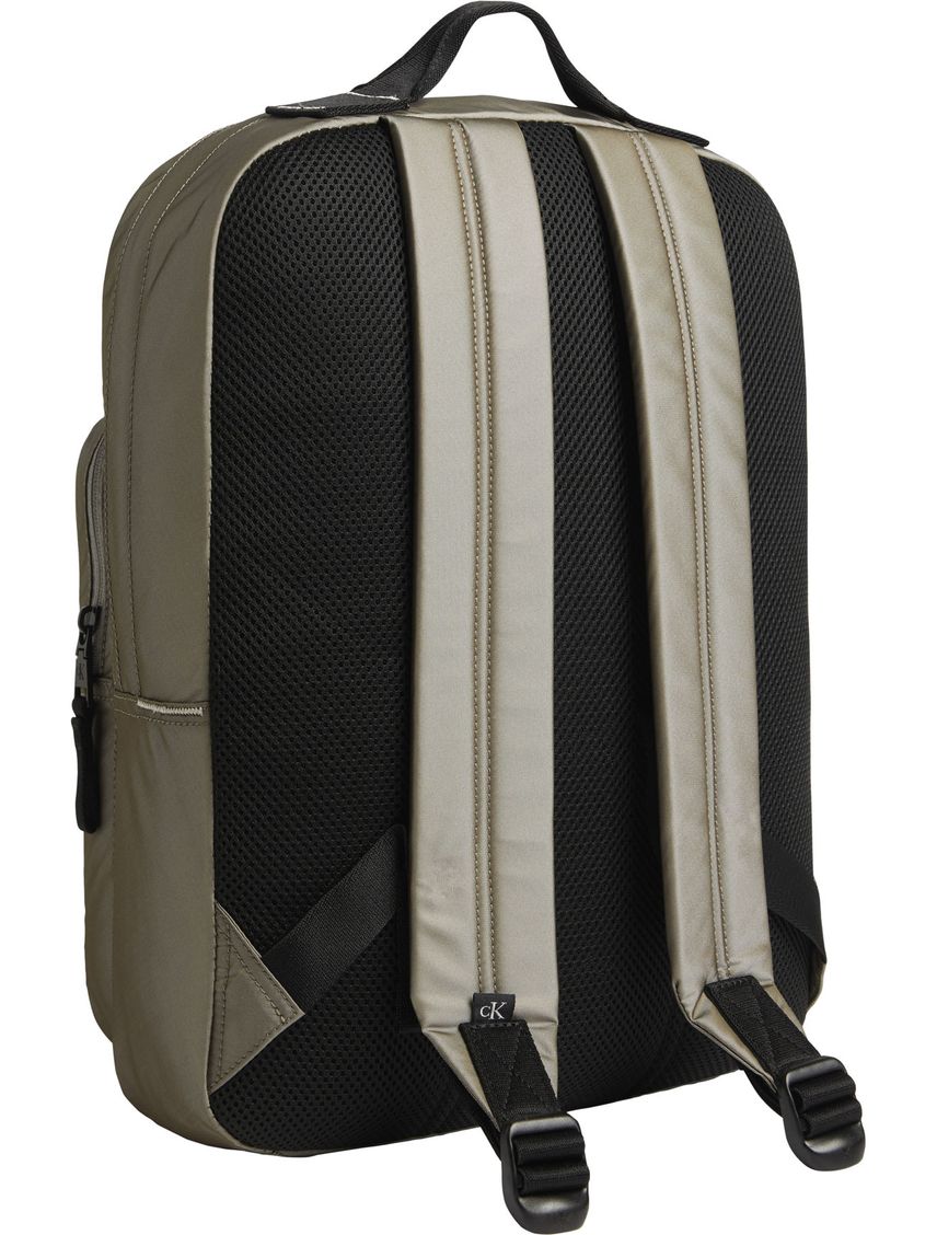 Mochila sport essentials con insignia