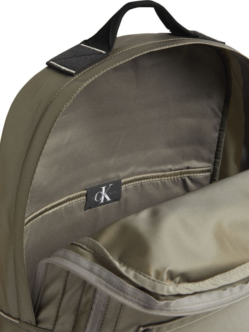 Mochila-sport-essentials-con-insignia