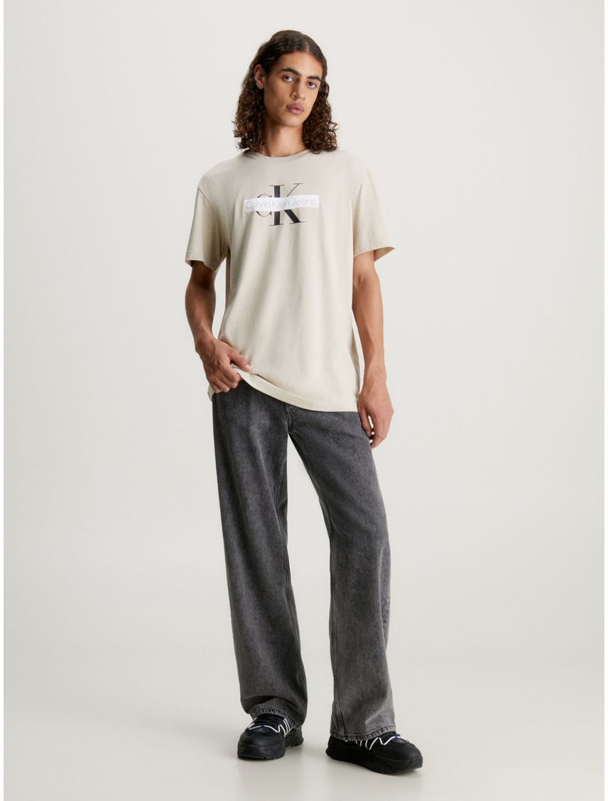 Remera con monograma en cuadrado de color Regular Fit