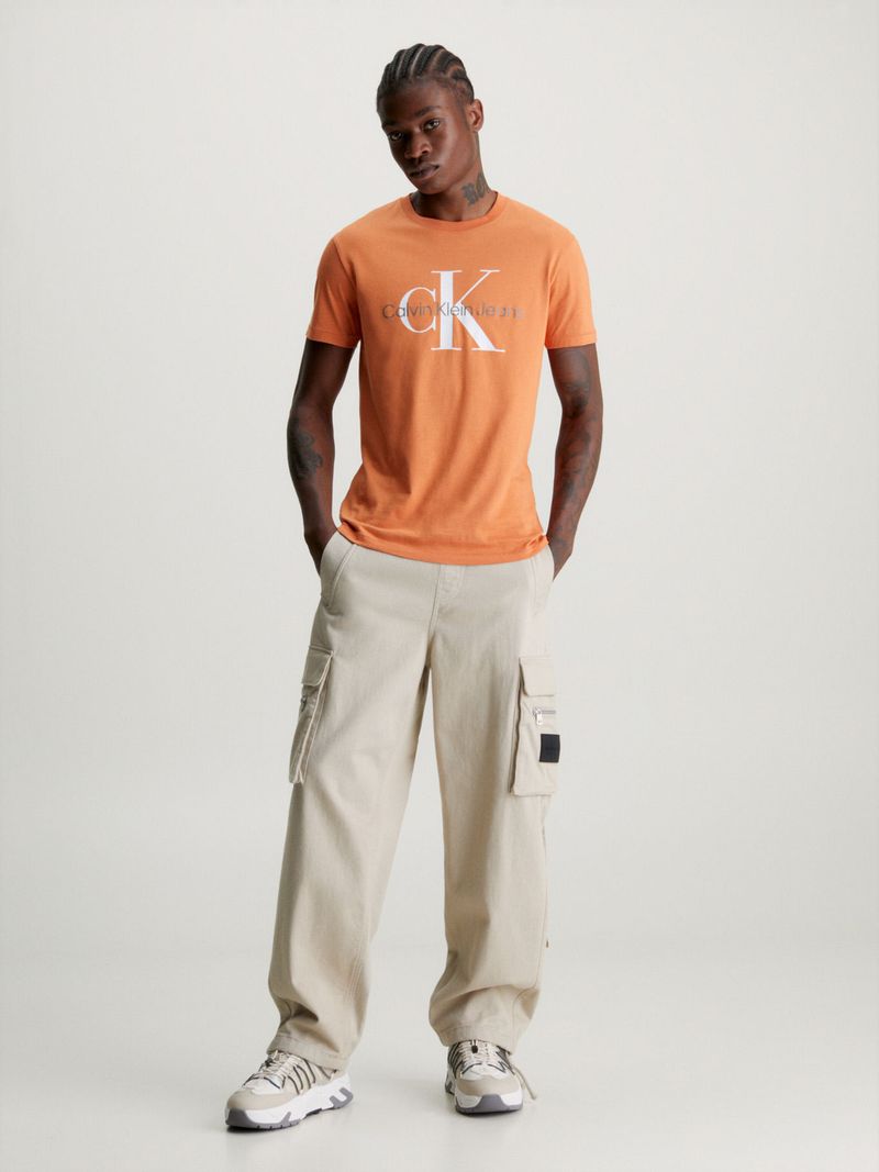 Remera-slim-con-monograma
