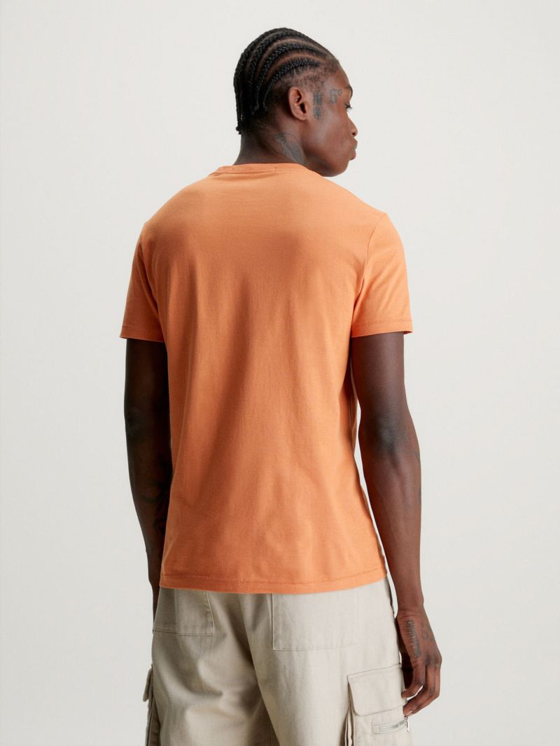 Remera-slim-con-monograma