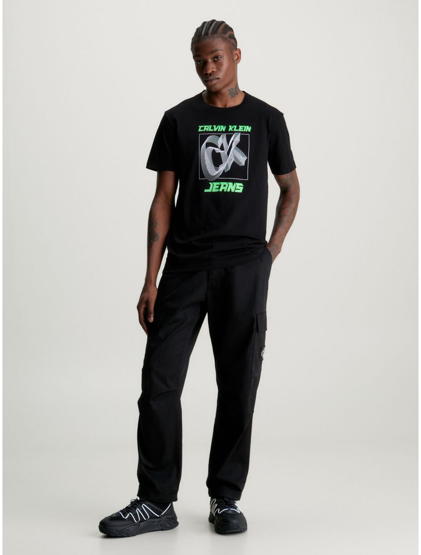 Remera con logo