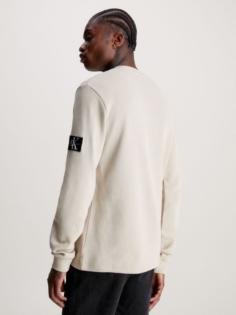 Remera-slim-de-manga-larga-de-punto-gofrado