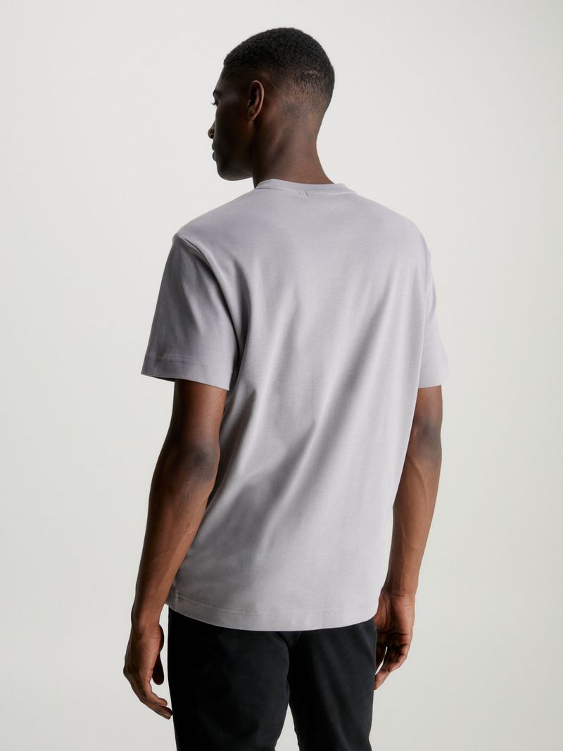 Remera-con-micro-logo
