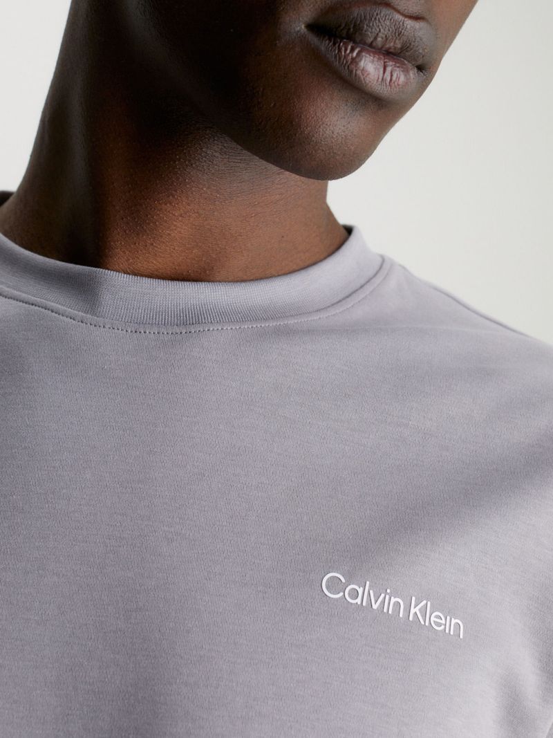Remera-con-micro-logo
