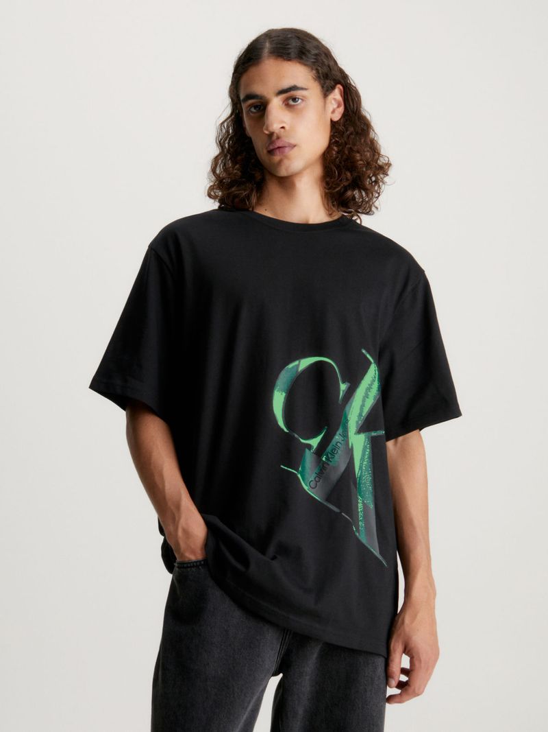Camisa-holgada-con-monograma