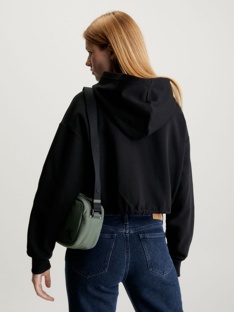Buzo-cropped-con-capucha-y-logo-grabado