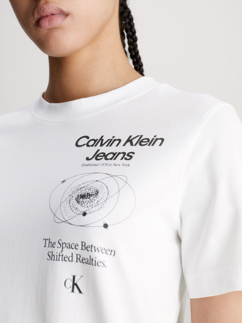 Remera-relaxed-con-estampado-en-la-espalda
