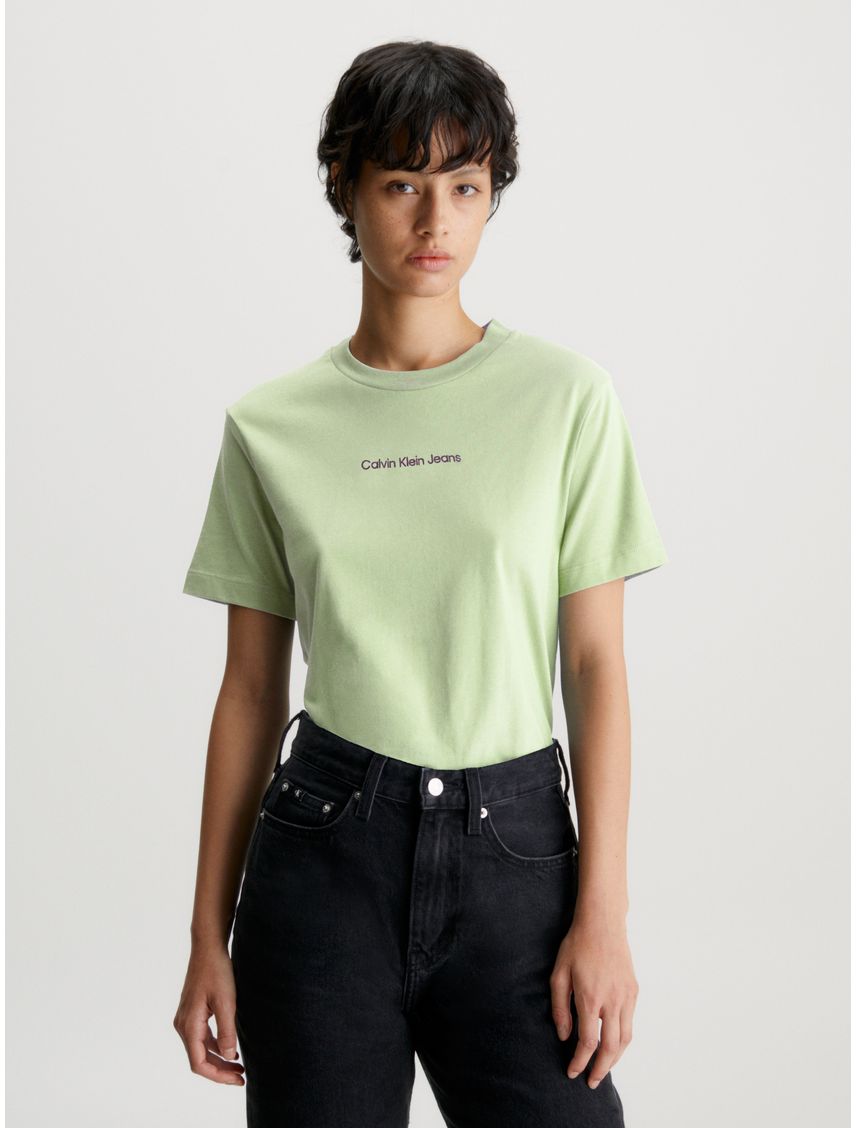 Remera con cuello redondo y logo