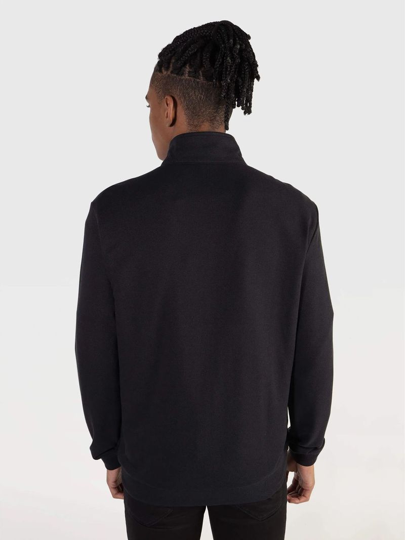 Buzo-estandar-con-cuello-alto