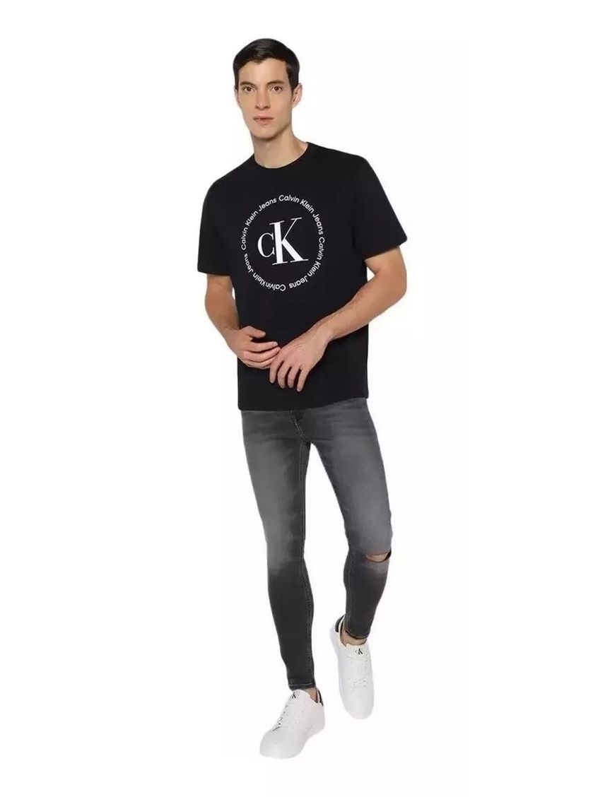 Remera con logo circular