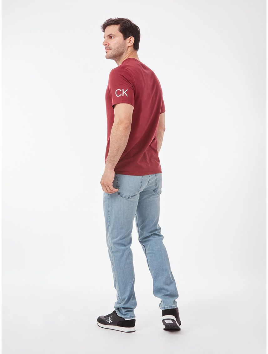 Remera con logo traveling