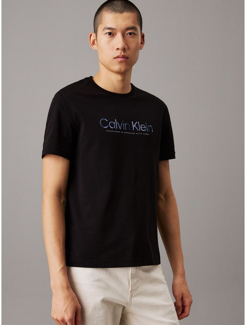 Remera con logotipo en satín