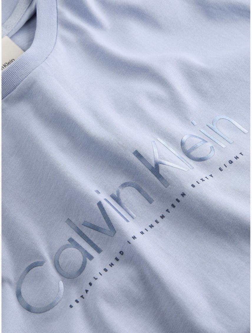 Remera con logotipo en satín