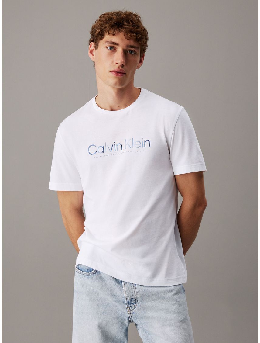 Remera con logotipo en satín