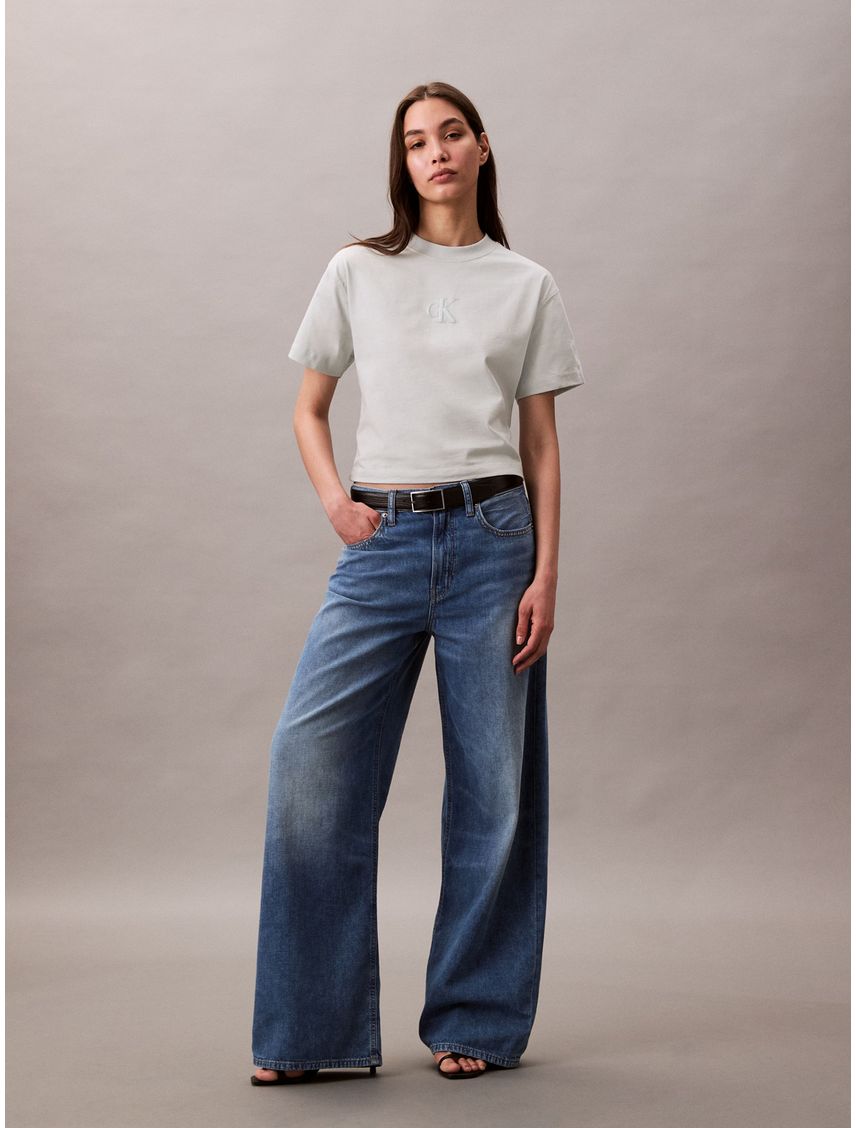 Remera con monograma engomado Cropped