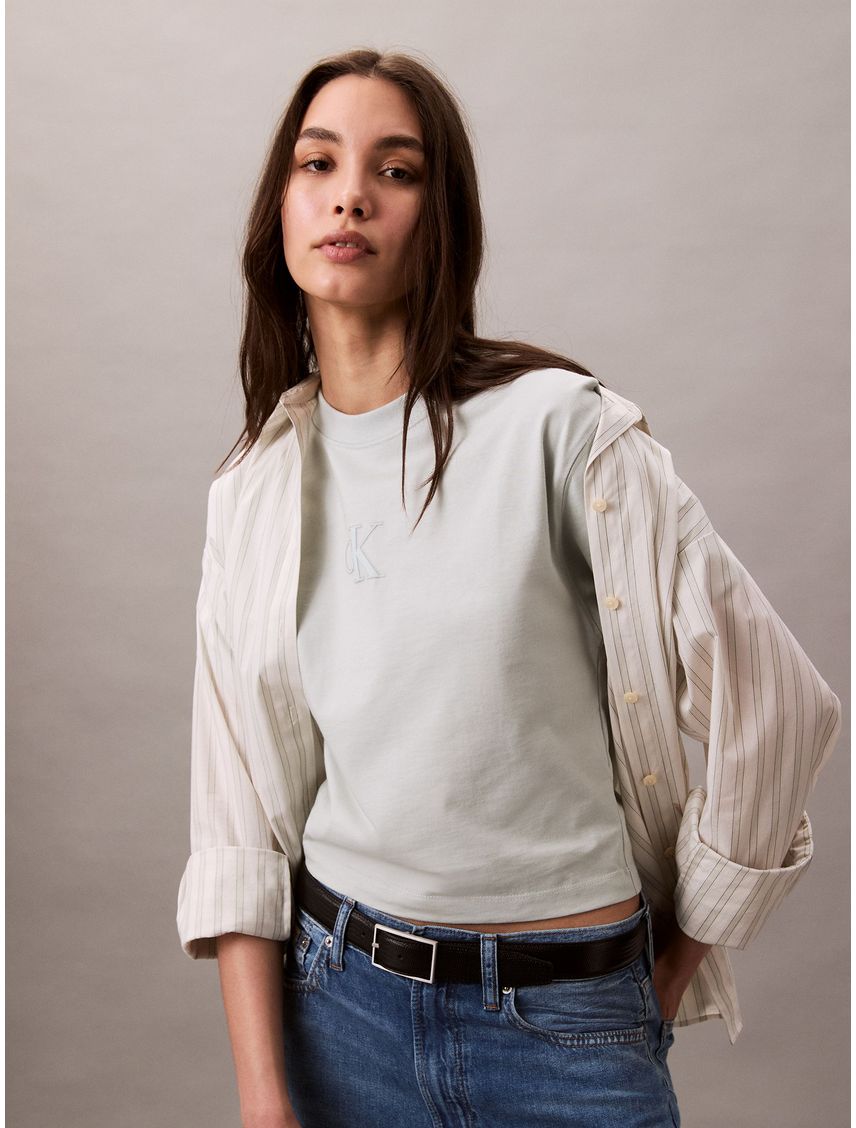 Remera con monograma engomado Cropped