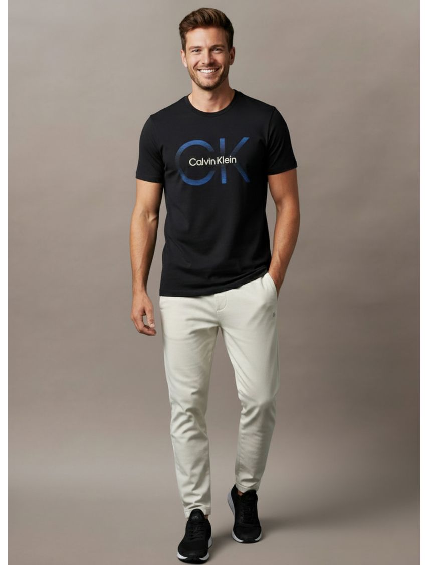 Remera de manga corta y logo en capas