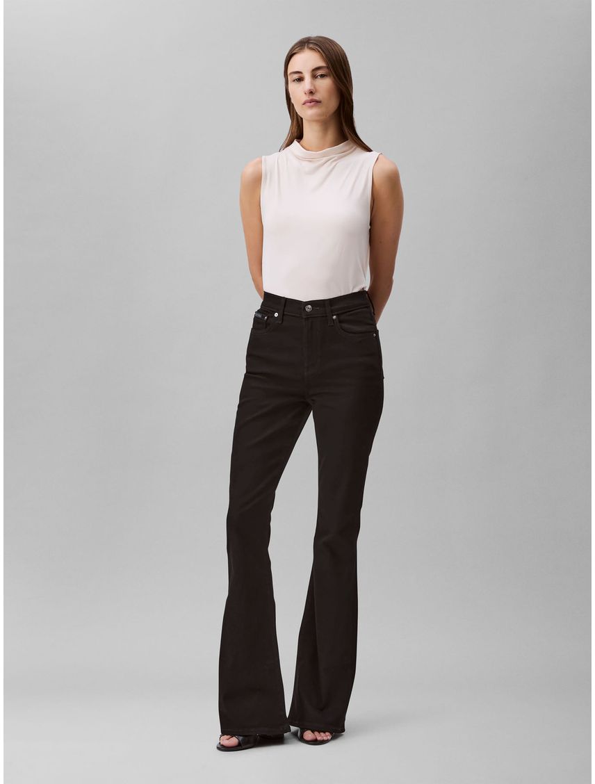 Jean de corte acampanado y tiro alto negro