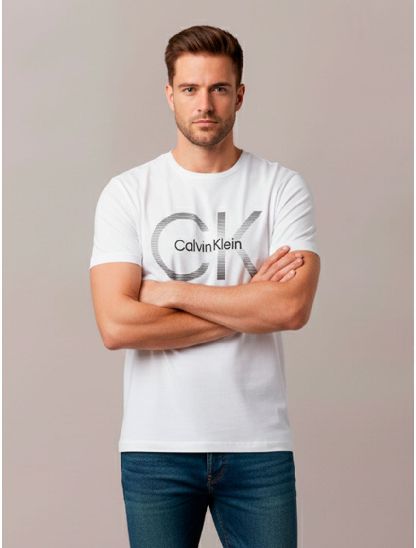 Remera de manga corta y logo en capas