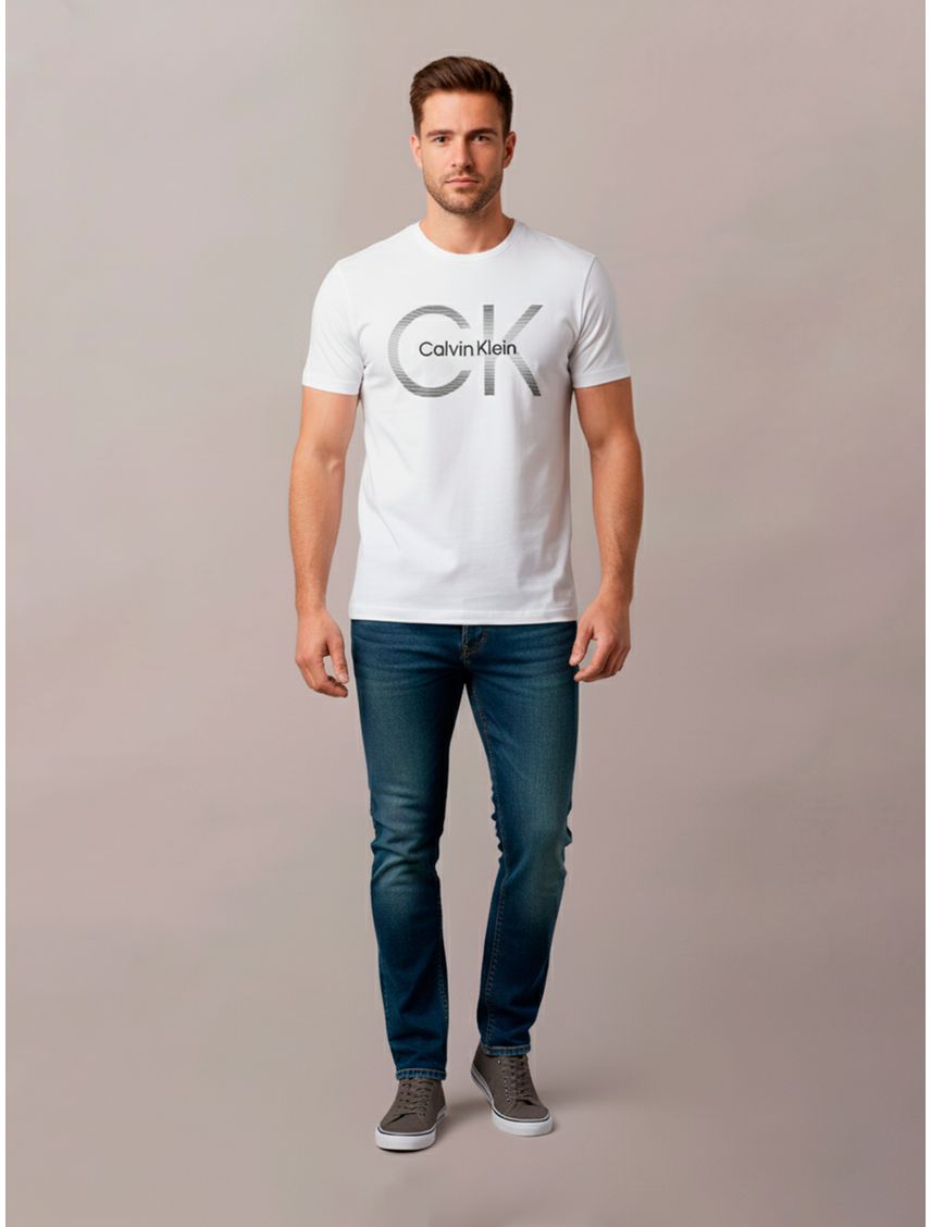 Remera de manga corta y logo en capas