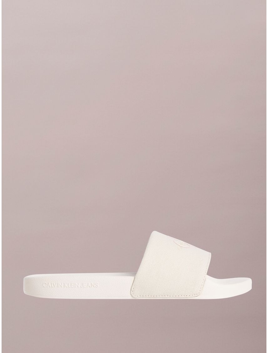 Ojotas de lona y logo engomado