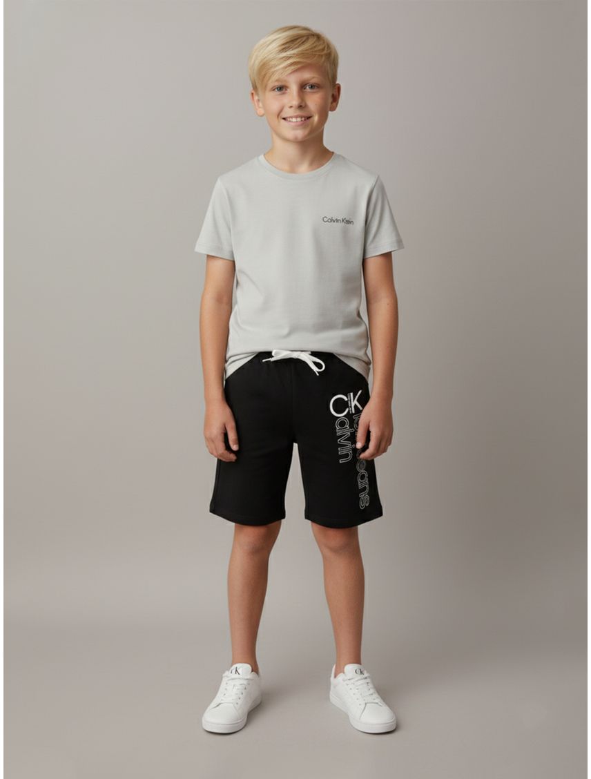 Short con logotipo vertical para niño