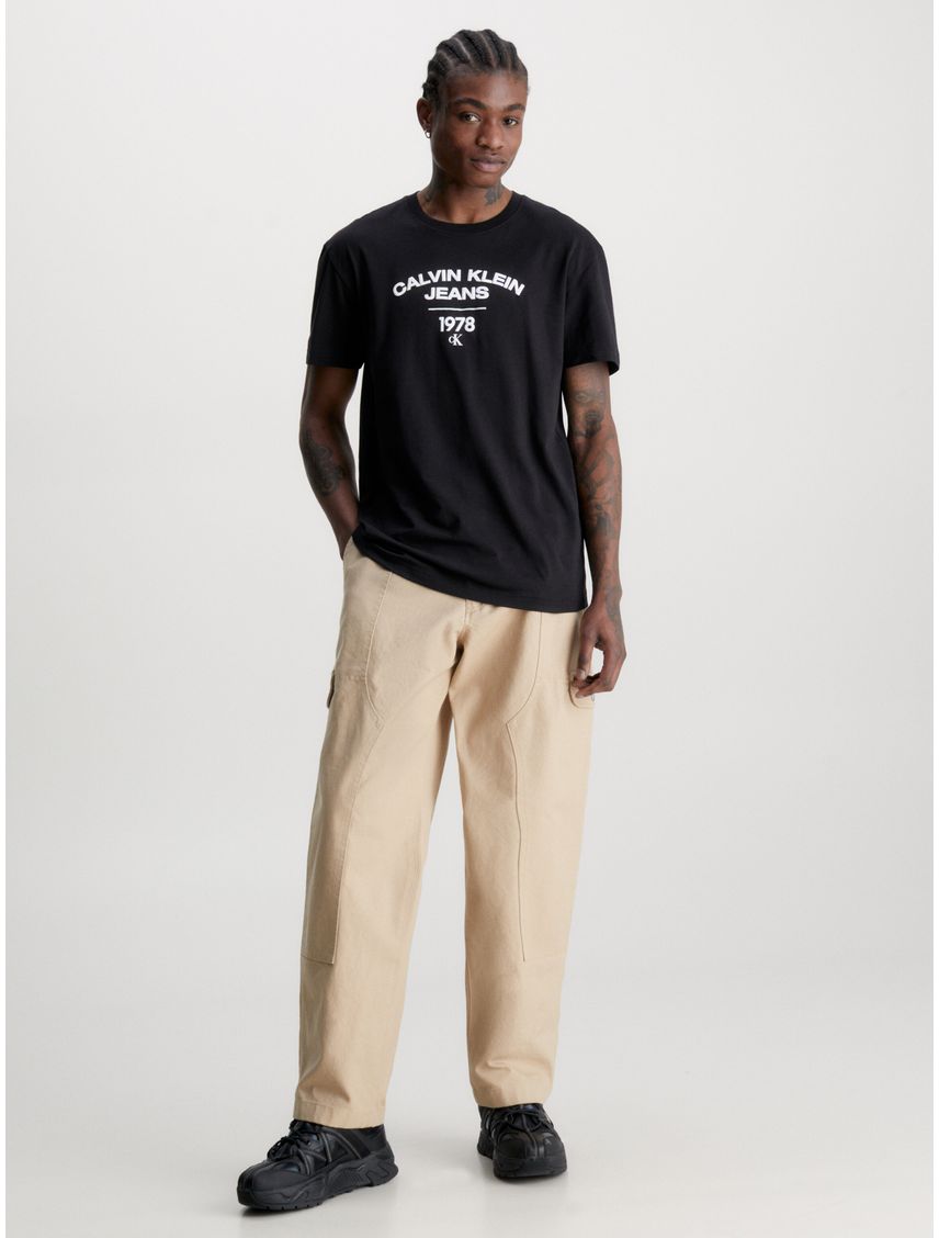 Remera con logo universitario