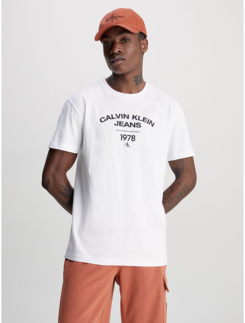 Remera con logo universitario