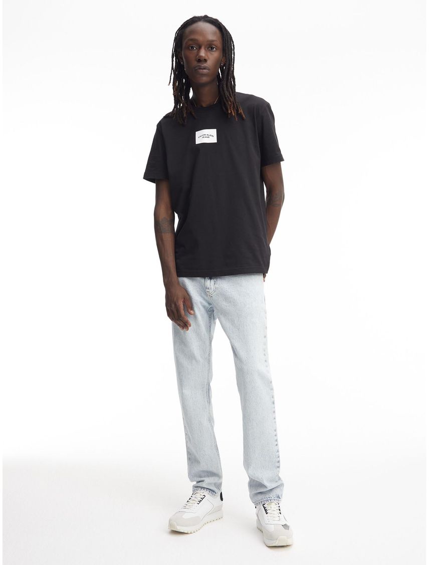 Remera de manga corta con logo central