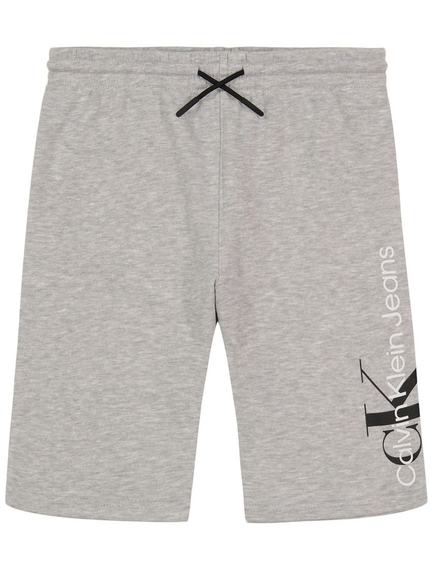 Short para niño con logo en vertical