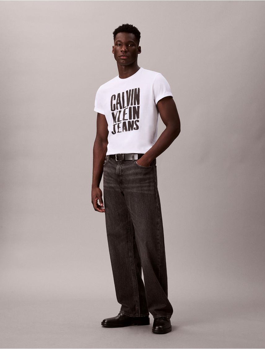 Remera stacked graphic crewnec