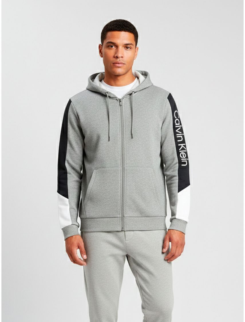 Buzo con capucha y logotipo en la manga