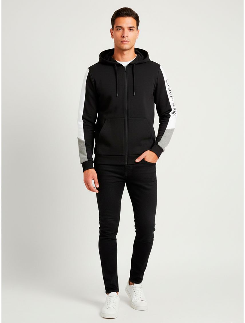 Buzo con capucha y logotipo en la manga