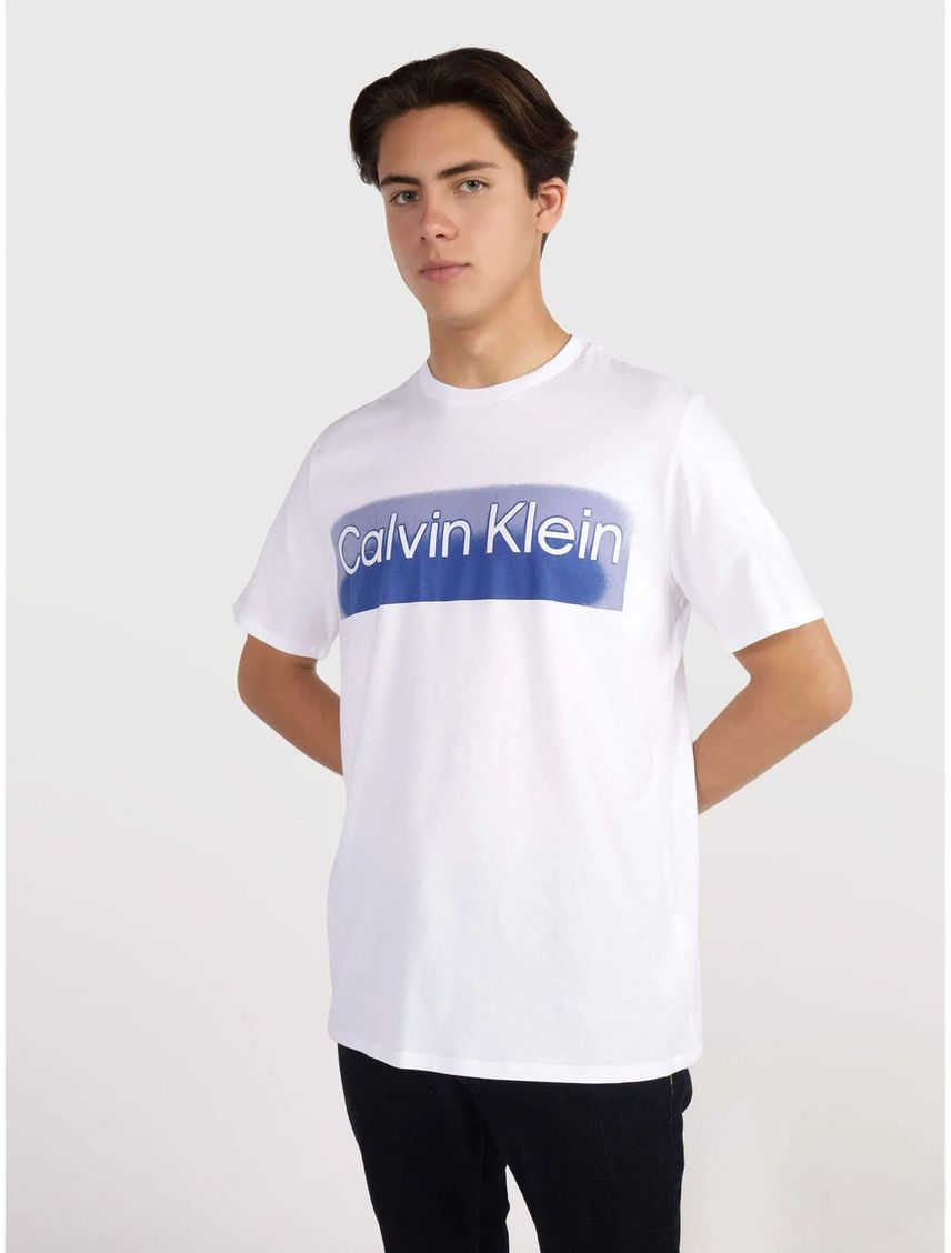 Remera clásica con logotipo outline