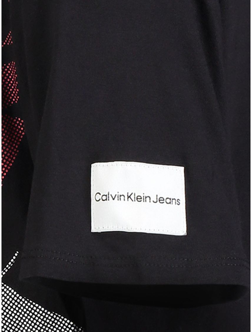 Remera con logo CK fragmentado