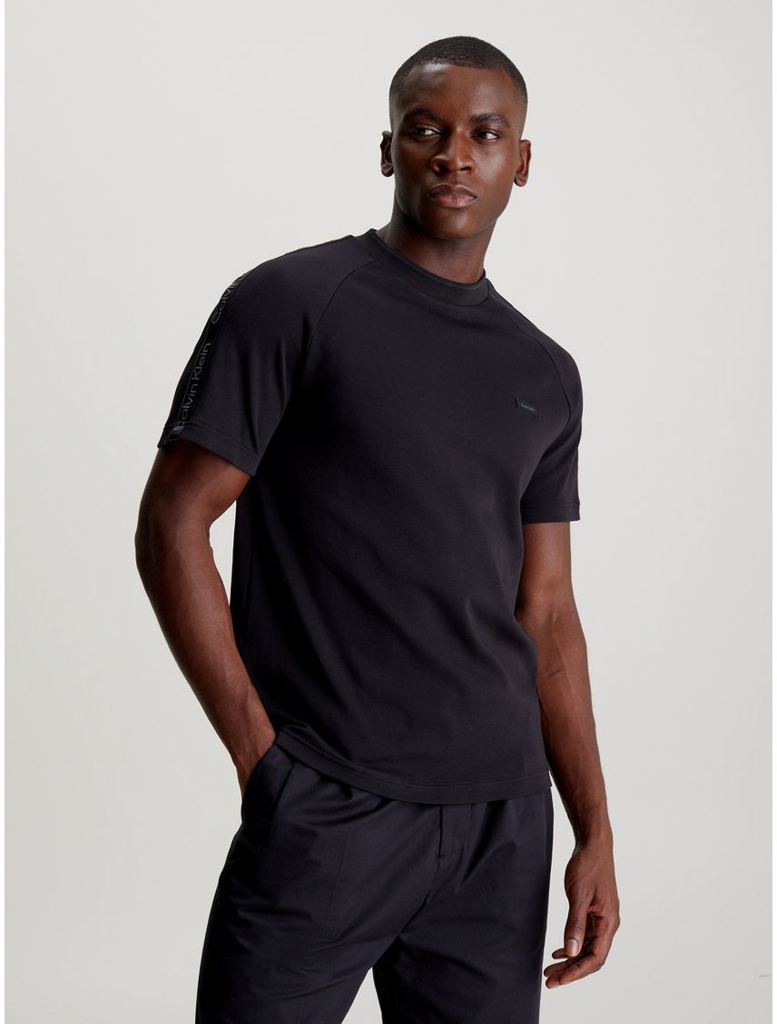 Remera con logotipo y mangas ranglán