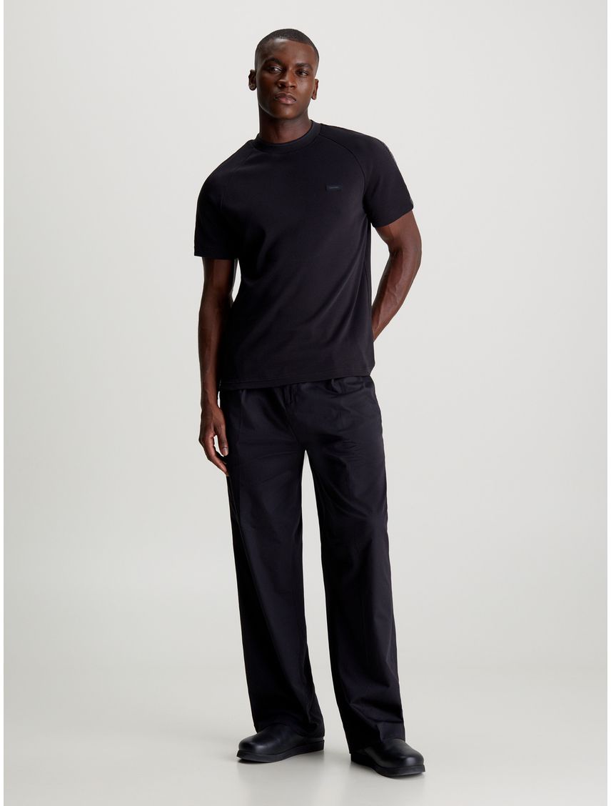 Remera con logotipo y mangas ranglán