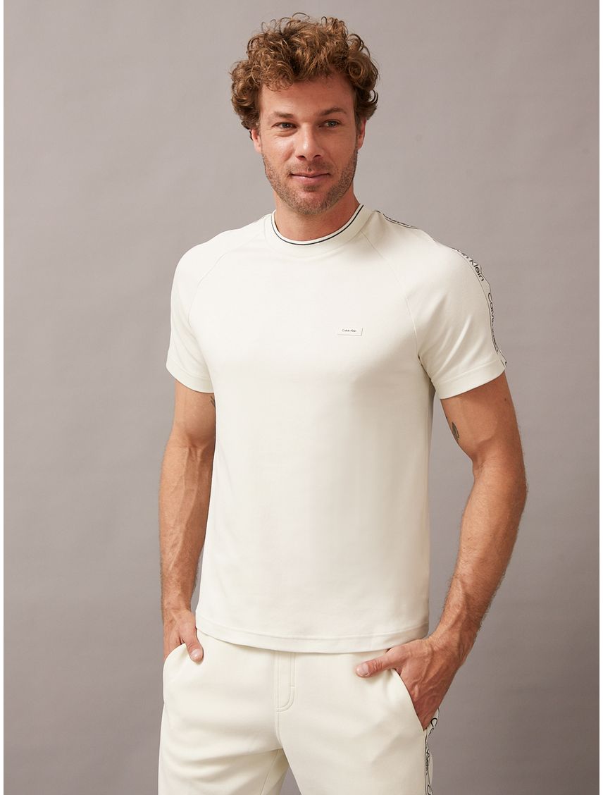 Remera con logotipo y mangas ranglán