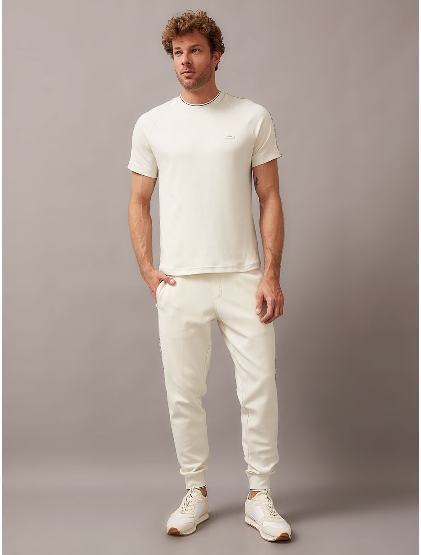 Remera con logotipo y mangas ranglán