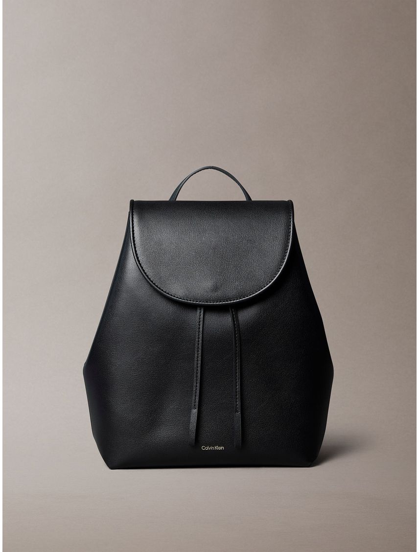 Mochila con solapa y logo en lámina metálica